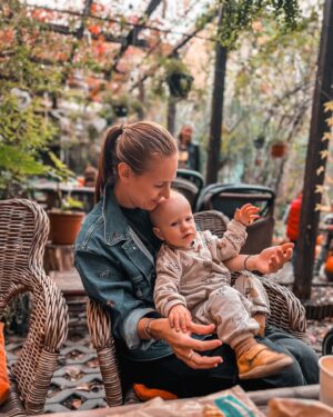 Kateřina Koubová Instagram - Dýňe time 🎃
#dyne #autumn #time #mood #friends #besties #kids #baby #max #pumpkin #coffee #truck #mamas #love