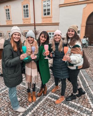 Kateřina Koubová Instagram - Konec roku v té nejlepší společnosti ❤️
Ještě posílám pusu, objetí a ťuknutí skleničky @martina.helis @klarkaproskova a @terry_duskova 😘
#friends #family #kids #happynewyear #bebetter2024