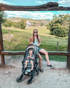 Kateřina Koubová Instagram - Ach, co napsat? 😃 Bylo to intenzivní, ale skvělý! Další společná akce, hodně smíchu, řevu, nudlí, sluníčka, dobrot a přátel 🥂Teď bych potřebovala dovolenou z mateřský dovolený, šlo by to? 🤔 
#friends #kids #intense #fun #czech #cottage #sun #summer