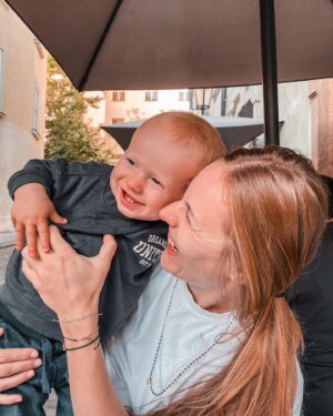 Kateřina Koubová Instagram - Konečně jsme vytáhli na chvilku paty z domu 🍻 Max byl zase nemocný, tak jsme přežívali doma 🥴 No co vám budu, čerstvý vzduch a pivo, to je lék 😃
#out #sun #beer #prague #czech #love #myson #max #maximusdecimus #lokal #laska