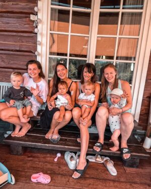 Kateřina Koubová Instagram - Ach, co napsat? 😃 Bylo to intenzivní, ale skvělý! Další společná akce, hodně smíchu, řevu, nudlí, sluníčka, dobrot a přátel 🥂Teď bych potřebovala dovolenou z mateřský dovolený, šlo by to? 🤔 
#friends #kids #intense #fun #czech #cottage #sun #summer