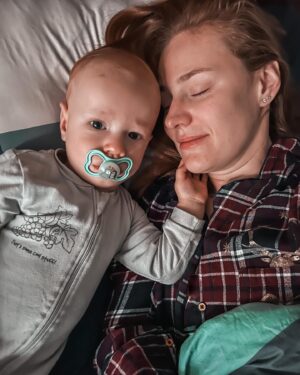 Kateřina Koubová Instagram - Nejlepší vynález na noc jsou svítící dudlíky 👌🏻 A teď je nová limitka od @mambaby_cz Supreme Night, která má velký větrací otvory a jsou tak šetrné k dětské pokožce 🫶🏻 Max používá dudlíčky od MAM už od narození 😍Najdete je i v @dm_cesko 
#mambaby #mam #dm #dmcesko #dudliky #mambabycz #sviti #night #goodsleep #baby #max #love #spoluprace