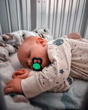 Kateřina Koubová Instagram - Nejlepší vynález na noc jsou svítící dudlíky 👌🏻 A teď je nová limitka od @mambaby_cz Supreme Night, která má velký větrací otvory a jsou tak šetrné k dětské pokožce 🫶🏻 Max používá dudlíčky od MAM už od narození 😍Najdete je i v @dm_cesko 
#mambaby #mam #dm #dmcesko #dudliky #mambabycz #sviti #night #goodsleep #baby #max #love #spoluprace