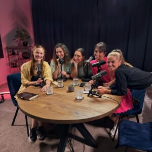 Kateřina Koubová Instagram - 🎙️MÁME NOVINKU🎙️
Jsme nadšené, že se s vámi můžeme podělit o jednu velkou věc❗️Představujeme vám náš nový projekt, kde se u mikrofonu sejde 5 nejen maminek, ale především kamarádek. Budeme sdílet témata spojená s mateřstvím, rodičovstvím, partnerstvím, přátelstvím a vším mezi tím. Chceme vás vtáhnout do naší party, jak kdybychom spolu seděli na kafíčku ☕️ nebo na víně 🥂.
Naše první epizoda už vyjde zanedlouho a máme na vás první otázku: Jak se asi náš podcast bude jmenovat❓
#podcast #maminky