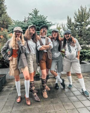 Kateřina Koubová Instagram - D-Ě-K-U-J-U 🤎 M-I-L-U-J-U
O rok starší a moji gentlemani zůstávají 🫶🏻 
Skvělá oslava, jsem ráda, že se máme!
#miluju #mojeholky #nebojkluci #gentelman #style #birthday #32 #party #time #drink #cake #love #friendship #peakyblinders #bylonaspet