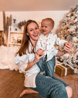 Kateřina Koubová Instagram - Mějte krásný vánoční prosinec, bez stresu, bez hádek a užijte si té bílé pohádky, kterou teď máme venku, cukroví, vůni stromečku, rodiny a hlavně vše s úsměvem, tak jako my s Maxičem 🩵
#laska #moje #mydva #prosinec #vanoce #snih #cukrovi #stromecek #max #love #baby #photo #christmas #smile #kiddo