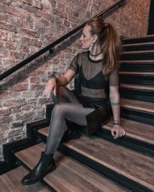 Kateřina Koubová Instagram - Tematické oslavy narozenin nabírají nové obrátky, ale překvapivě jsem se v tom cítila naprosto skvěle 🖤 
#party #berlin #birthday #girl #black #feelgood