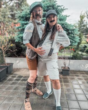 Kateřina Koubová Instagram - D-Ě-K-U-J-U 🤎 M-I-L-U-J-U
O rok starší a moji gentlemani zůstávají 🫶🏻 
Skvělá oslava, jsem ráda, že se máme!
#miluju #mojeholky #nebojkluci #gentelman #style #birthday #32 #party #time #drink #cake #love #friendship #peakyblinders #bylonaspet
