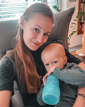 Kateřina Koubová Instagram - Co je pro dítě víc, než jídlo a máma 🫶🏻 A protože chci, aby moje dítě bylo stále takhle usměvavé, tak jsme nedávno přešli na UM Sunar Premium, které skvěle chutná a má nutričně vyvážené složení pro správný vývoj dítěte 😍 Neobsahuje palmový tuk a receptura je z plnotučného mléka.
@sunar_cz #sunarcz #sunarpremium #kojeneckemleko #spoluprace #laska #dite #jidlo #max