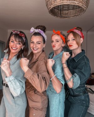 Kateřina Koubová Instagram - “We can do it”💪🏻
Betyčka slaví a my máme další tematickou oslavu ♥️

A zdravíme naší @terezave_ 🩵

#bety #narozeniny #oslava #wecandoit #girls #friends #party #hammer