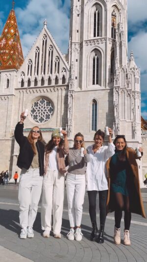 Kateřina Koubová Instagram - Pohrocený rychlý nožky v Budapešti👣
@kata_koubova @adelionka @terezave_ @kaminek 
Za kameru děkujeme @monika.kuklikova 
#budapest #friendship #party #girls #trip