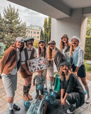 Kateřina Koubová Instagram - D-Ě-K-U-J-U 🤎 M-I-L-U-J-U
O rok starší a moji gentlemani zůstávají 🫶🏻 
Skvělá oslava, jsem ráda, že se máme!
#miluju #mojeholky #nebojkluci #gentelman #style #birthday #32 #party #time #drink #cake #love #friendship #peakyblinders #bylonaspet