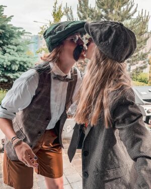 Kateřina Koubová Instagram - D-Ě-K-U-J-U 🤎 M-I-L-U-J-U
O rok starší a moji gentlemani zůstávají 🫶🏻 
Skvělá oslava, jsem ráda, že se máme!
#miluju #mojeholky #nebojkluci #gentelman #style #birthday #32 #party #time #drink #cake #love #friendship #peakyblinders #bylonaspet