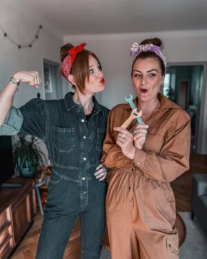 Kateřina Koubová Instagram - “We can do it”💪🏻
Betyčka slaví a my máme další tematickou oslavu ♥️

A zdravíme naší @terezave_ 🩵

#bety #narozeniny #oslava #wecandoit #girls #friends #party #hammer