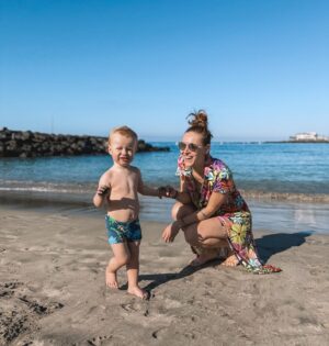 Kateřina Koubová Instagram - Za veškerou jeho aktivní, společenskou a free povahou se dneska skrývá moje totální únava 🤘🏻
#kiddo #baby #max #smile #happy #energy #mylife #mama #travel #vacation #tenerife #together #beach #sea #love