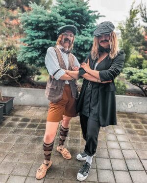Kateřina Koubová Instagram - D-Ě-K-U-J-U 🤎 M-I-L-U-J-U
O rok starší a moji gentlemani zůstávají 🫶🏻 
Skvělá oslava, jsem ráda, že se máme!
#miluju #mojeholky #nebojkluci #gentelman #style #birthday #32 #party #time #drink #cake #love #friendship #peakyblinders #bylonaspet