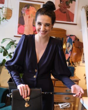 Kateřina Marie Fialová Instagram - Takže předem se omlouvám, že jsem udělala příběh v den premiéry 7.4. U Lucky Bílé , že fotky přijdou brzy ohledně navrženého a ušitého overalu pro mou maličkost tímto skvělým renesančním mužem @krystof.krhovjak (napsala bych to, i kdybychom spolu nesdíleli práci, život, myčku, kterou stejně nepoužívám a on to nechápe, šťávu na pití, která vydrží cca tři dny a tak dále 😛) . Overal jsem měla na Lásce je láska a nebyla osoba, která by ho neobdivovala nebo jen tak bokem neprohodila, že je krásný … chci tím napsat, že není na škodu si občas vkusným člověkem nechat udělat, navrhnout kousek oblečení, který je jen pro vás.  Pro vaši osobu, pro váš styl, pro vaše pohodlí či nepohodlí, PRO VAŠI RADOST! .. je to vidět. Je to vizitka.  Aneb ŠATY DĚLAJ ČLOVĚKA. I OBLÉKÁNÍ JE KULTURA.  Mám rada @hm , @zara , @reserved , @mohitofashion , nedám dopustit na @cosstores a pak žereme měsíc rýži nebo těstoviny se sýrem 😂🤍. teď sice též nastalo obdobičko těstovin, ale musím říct, že bych to udělala zas, A zas a zas.  Kdyby cokoli @krystof.krhovjak pomůže! (Ano, dělám trošku reklamu, ale když se to líbí okolí, tak se podělím o inspiraci a um! 🙋🏻‍♂️). Ať jde o hadry nebo interiér.. byteček dam k náhledu taky. Pište mi, ptejte se.. za zeptani nic nedáte 🤍🖤🤍 krásný Velikonoce vám přeji!