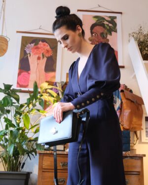 Kateřina Marie Fialová Instagram - Takže předem se omlouvám, že jsem udělala příběh v den premiéry 7.4. U Lucky Bílé , že fotky přijdou brzy ohledně navrženého a ušitého overalu pro mou maličkost tímto skvělým renesančním mužem @krystof.krhovjak (napsala bych to, i kdybychom spolu nesdíleli práci, život, myčku, kterou stejně nepoužívám a on to nechápe, šťávu na pití, která vydrží cca tři dny a tak dále 😛) . Overal jsem měla na Lásce je láska a nebyla osoba, která by ho neobdivovala nebo jen tak bokem neprohodila, že je krásný … chci tím napsat, že není na škodu si občas vkusným člověkem nechat udělat, navrhnout kousek oblečení, který je jen pro vás.  Pro vaši osobu, pro váš styl, pro vaše pohodlí či nepohodlí, PRO VAŠI RADOST! .. je to vidět. Je to vizitka.  Aneb ŠATY DĚLAJ ČLOVĚKA. I OBLÉKÁNÍ JE KULTURA.  Mám rada @hm , @zara , @reserved , @mohitofashion , nedám dopustit na @cosstores a pak žereme měsíc rýži nebo těstoviny se sýrem 😂🤍. teď sice též nastalo obdobičko těstovin, ale musím říct, že bych to udělala zas, A zas a zas.  Kdyby cokoli @krystof.krhovjak pomůže! (Ano, dělám trošku reklamu, ale když se to líbí okolí, tak se podělím o inspiraci a um! 🙋🏻‍♂️). Ať jde o hadry nebo interiér.. byteček dam k náhledu taky. Pište mi, ptejte se.. za zeptani nic nedáte 🤍🖤🤍 krásný Velikonoce vám přeji!