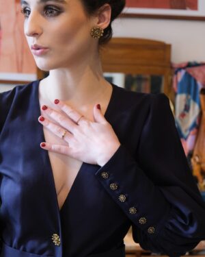 Kateřina Marie Fialová Instagram - Takže předem se omlouvám, že jsem udělala příběh v den premiéry 7.4. U Lucky Bílé , že fotky přijdou brzy ohledně navrženého a ušitého overalu pro mou maličkost tímto skvělým renesančním mužem @krystof.krhovjak (napsala bych to, i kdybychom spolu nesdíleli práci, život, myčku, kterou stejně nepoužívám a on to nechápe, šťávu na pití, která vydrží cca tři dny a tak dále 😛) . Overal jsem měla na Lásce je láska a nebyla osoba, která by ho neobdivovala nebo jen tak bokem neprohodila, že je krásný … chci tím napsat, že není na škodu si občas vkusným člověkem nechat udělat, navrhnout kousek oblečení, který je jen pro vás.  Pro vaši osobu, pro váš styl, pro vaše pohodlí či nepohodlí, PRO VAŠI RADOST! .. je to vidět. Je to vizitka.  Aneb ŠATY DĚLAJ ČLOVĚKA. I OBLÉKÁNÍ JE KULTURA.  Mám rada @hm , @zara , @reserved , @mohitofashion , nedám dopustit na @cosstores a pak žereme měsíc rýži nebo těstoviny se sýrem 😂🤍. teď sice též nastalo obdobičko těstovin, ale musím říct, že bych to udělala zas, A zas a zas.  Kdyby cokoli @krystof.krhovjak pomůže! (Ano, dělám trošku reklamu, ale když se to líbí okolí, tak se podělím o inspiraci a um! 🙋🏻‍♂️). Ať jde o hadry nebo interiér.. byteček dam k náhledu taky. Pište mi, ptejte se.. za zeptani nic nedáte 🤍🖤🤍 krásný Velikonoce vám přeji!