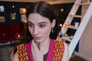 Kateřina Marie Fialová Instagram - No.. ☀️chci poděkovat úplně všem, co mi napsali, co si vzpomněli, co mi pogratulovali a popřáli! 
25.narozeniny se mi díky vám vryly do paměti a až mi bude půl století, tak si zavzpomínám, co vše jsem zažila v pátek 18.2.2022.
U První várky fotek jsem obdařena darama, na které se složili kolegové z Městských divadel pražských @abckomedierokoko ☀️. Poznámka: toto jsem opravdu nikdy nedoufala, že někdy zažiju.. Měla jsem překvapení, které celé zorganizoval @krystof.krhovjak 🤍 a to jest předání dortu a květin na jeviště po představení Roberta Zucca v Komedii a pak narozeninová Party, též pod taktovkou @krystof.krhovjak a s lidmi, kteří jsou mi srdci blízcí a kdo nebyl, toho jsem tam měla s sebou taky ❤️👸🏻. Dostala jsem nádhernou bohémskou květinu @kytkyodpepy 🌺 , originál a dokonalé náušnice @janja_prokic_studio 💫, krásný obraz, náhrdelník, sešítek a pastelky, čokoládu, pralinky, náš úžasný rekvizitář z Rokoka, mi udělal v ten den po zkoušce šperkovničku na náušnice, kterou vyráběl do 19.00 a je dokonalá 🌹! Dárky jsou nádherné a co víc mě ještě těší, je ta starost, námaha a radost, co měli lidi kolem toho, abych měla krásnou vzpomínku a světe div se POVEDLO SE! 🌈 jsem šťastná pětadvacetiletá nanyka díky vám! 🙋🏻‍♀️👸🏻🎈 pac a pusu, pac a pusu, zítra 🙋🏻‍♀️ #birthdaygirl #bohemflower #handearings #gold #happygirl #děkujuděkujuděkuju🙏