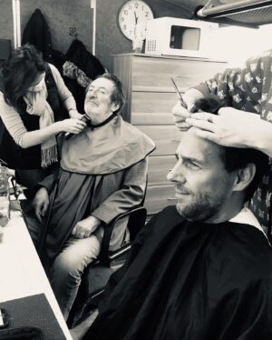 Kateřina Marie Fialová Instagram - KONEEEEEC! Včera poslední klapka pro seriál @hvezdynadhlavou_  pro @primaftv 🧡🧡🧡🧡🧡🧡🧡🧡🧡🧡🧡🧡🧡 Takový ty dojemný řečičky ve smyslu;  Mrzí mě, ze to skončilo.. byl to skvělý půlrok  se super lidma, atmosférou, prostředím a výborná práce, na kterou opravdu budu nějakou dobu vzpomínat... jsou vlastně pravda 😂🤗😌.. kdybych měla děkovat všem.. tak budu děkovat všem !! DEKUJU VSKUTKU VŠEM! Nejen produkci, hercům, reziserum,ale i - maskerkam, ženám od kostýmu, runnerům, rekvizitarum, kameramanum, zvukařům,klukům od světel, grippakum, zajištění koni atd atd .. je jich opravdu spousta.. a byla to vskutku bžunda!Dík můj přemilý @roman.vojtek 💛 dík můj milý @adamernest 💙 dík tati #bolekpolivka ❤️dík mami #alenamihulová 🧡 @terakost , @romanzach2019 , @leinweva , @veronikakhek , @veronikazilkovastropnicka , @koptavaclav , @jesenka1 , @pavelcmana , @onbau , @filipantonio_official , @ameliepokornaa , @prokop_zach 🧡a další.. ufff.. prostě DÍKY TI, ze jsem mohla poznat, naučit se víc, nasmát se tolik, ale už je konec. Tak snad zdar v telce. 🙋🏻‍♀️ @vandatrojanova 🦄
