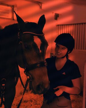 Kateřina Marie Fialová Instagram - Další projekt🌟 nový seriál 🌟  úkol zní jasně: NAUČIT SE DOKONALE NA KONI! Není to lehký, ALE.. možná se z 🐎 stane můj nový 🐎.. Scénář ⭐️ PROSTŘEDÍ ⭐️ TÝM ⭐️
Tak brzy v TV lidi. Hezké večery přeju.  #novýseriál #koně #příroda #radosti #jupí @giulinkaa dekuju❣️