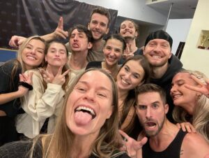 Kateřina Marie Fialová Instagram - Tak jo! 12.11. 2022 20.45 @tvnovaofficial @ceskyslavik2022 🎁 @forum_karlin  tleskal, standing ovation , protože energie a radost naplno prostupovala sálem . 
Pan Jiří Korn je osobnost a my děkujeme, že je naše hvězda a že nás potkalo takové štěstí jako je ON!  Další štěstí @anetantosova , že si mě do toho navrtala. Děkuju Ti! -
Řekla nám: “Teď vám stage patří, užívejte a rozbijte to tam.. “. velmi skromně můžu říct, ze jsme to zabili. .. skončili jsme a my jsme si uvědomili, že chceme ještě jednou a klidně ještě a ještě.. stala se neskutečná párty v čele s již zmiňovaným Pane Kornem🎉 @dee.vivid , @icybuchta , @mikaela_gyalsunity , @sonyamilova , @eugennam , @smica2xs , @matyasadamec , @fananbanan , Alex Sadirov -  dance masters!  Kostýmy TOP! Postarání se o nás taky TOP! … no nic. Jdu si lehnout a se super pocitem a energií zítra dvojáček 1. Okno mé lásky @divadlo_broadway  2. ROBERTO ZUCCO @abckomedierokoko  komedie  Krásný večer a umění zdar!  Jo a totální gratulace @luciebila 🤍🤍. Její vítězství mi též pomohlo k radosti na jevišti! 💋💋💋