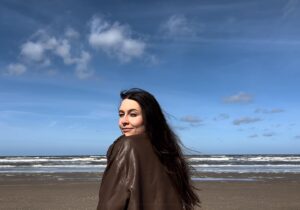 Kateřina Marie Tichá Instagram - jenom oceán mi tohle dělá, oceán a moře.

všechno ostatní se vždycky na chvilku zastaví a stane se banálním - ne v tom nutně negativním smyslu slova - prostě to jen ztratí na svý důležitosti, na svým lesku a na svý bídě. možná je celej svět dokonce najednou trochu legrační.

jenom zůstat v tom hlučným tichu vln, nevědět nic a přesto bejt úplně plnej, tak plnej, až trochu přetékáš přes okraj. to jediný na chvíli zůstane opravdový. a já se sem pro nic jinýho, než pro tenhle pocit vlastně nevracim 

a ono mi ho to vždycky dá, dá mi to všechno, pro co jsem si přišla, přesně na tak dlouho, jak potřebuju, ani o vteřinu míň nebo víc.

a pak se zase spustěj sirény a smích, vřava a obavy a malicherný a krásný radosti a celej ten kolotoč, do kterýho se i já, na chvíli pozměněná a plná ty laskavý prázdnoty, zase vrátim.