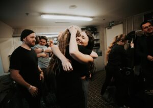 Kateřina Marie Tichá Instagram - po těch jedenácti letech na pódiích mám občas pocit, že už jsem zažila skoro všechno, ale při takovejch chvílích jako teď v Brně ve vyprodaným @sonomusicclub mi pokaždý dojde, jak pošetilej pocit to je 😌 

ještě nás čeká dneska Plzeň, příští týden Humpolec a Vratislavice a pak Pardubice ♥️

děkujem, že jste s náma, je to pro nás obrovský a krásný..!
@barcachle 📷