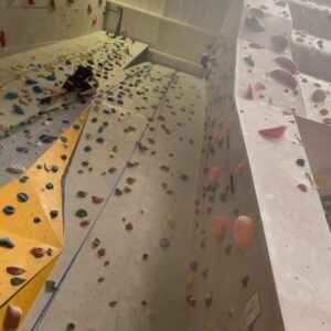 Kateřina Marie Tichá Instagram - 1/mozna se tak narodila, ale spis ne
2/you’re gonna suffer but you’re gonna be happy about it ⚡️
3/to plati i o brzkym vstavani na stenu 🧗🏻‍♀️
4/Sara a jeji prvni navijak 
5/moje nova oblibena fotka s @lenka_no_va 😅
6/particka v Pisku trosku hajp
7/backstage po 10 hodinach v aute be like 😂🤌🏼