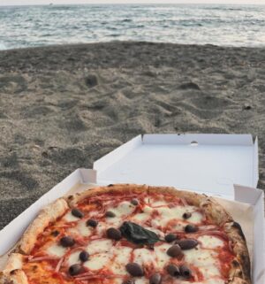 Kateřina Marie Tichá Instagram - pívo na lodi 
pizza v písku
západy z vejšky &
caffe moreno = brand new personality ☕️ 😌

zamilovat se do Itálie mi sice trvalo 28 let, ale jaká je to láska! 🍝