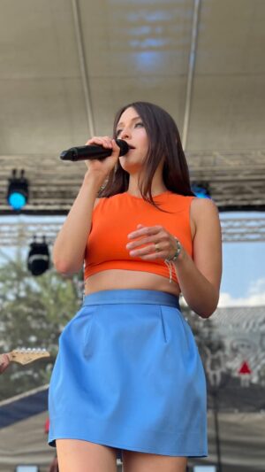 Kateřina Marie Tichá Instagram - Chci vidět velryby na širém moři 
a chci znovu zažít senohrabskou bouři 
A dívat se jak lípě před domem zezlátnou vlasy 

Chci ať mi vyprávíš o tom, cos viděl
Kdy nejvíc ses bál a kdy nejvíc ses styděl 
Chci ať můžeš na zimu spát, ale na jaře zasít ❤️‍🩹

(ten náramek jsem dostala den předtím na podpisovce, děkuju…! ♥️)