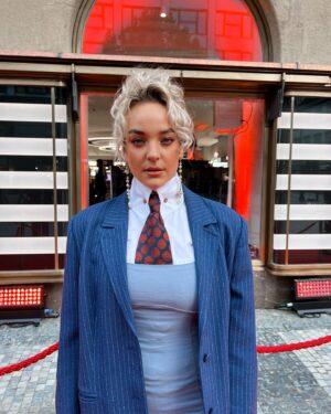 Kateřina Mlejnková Instagram - Děkuju za pozvání @sephoraczechrepublic 🥰 🤍🖤
.
.
.
.
.
.
.
.
#viviennewestwood #earrings #makeup #sephora #koki9 #blonde #updo #hairstyles #makeupartist #natashadenona #byoma #event #vip #style #ootd
