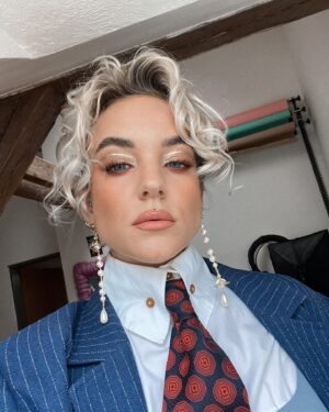 Kateřina Mlejnková Instagram - Děkuju za pozvání @sephoraczechrepublic 🥰 🤍🖤
.
.
.
.
.
.
.
.
#viviennewestwood #earrings #makeup #sephora #koki9 #blonde #updo #hairstyles #makeupartist #natashadenona #byoma #event #vip #style #ootd