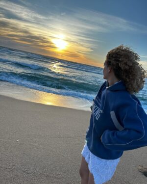 Kateřina Sedláková Instagram - Tak je to jasný! Jsem naprosto zamilovaná do Sardinie 
💜💜💜
•
#sardinie #sardegna #may #kveten #poprve #inlove #italy #loveitaly #italiamioamore #amore #more