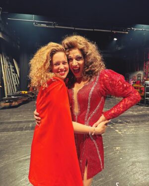 Kateřina Sedláková Instagram - Včera jsem zažila úžasnou premieru muzikálu Kinky boots v Ostravě!!!
•
Děkuji za neskutečný zážitek a taky nejvíc gratuluji mému @peterpecha 
Jeho Lola byla famózní!!!
Chtěla bych Lolu za kamarádku 😍😁 je vtipná, citlivá, empatická a nesmírně inspirativní!
•
Není to jen barevná show! Je to sonda do naší duše. Tohle dílo je především o tom, že bychom měli druhé brát takové jací jsou 🙏☺️ a hlavně se nikdy nevzdávat!
Na fotce naprosto neskuteční - ANGELS!!!!
•
#kinkyboots #musical #show #dragqueen #lola #peterpecha #ostrava #divadlo #dekuju