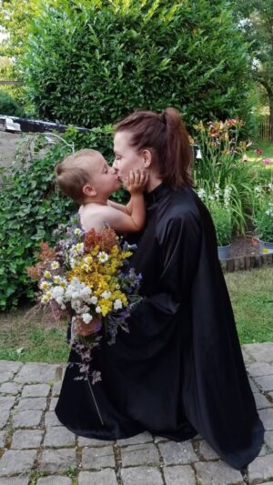 Kateřina Tichá Instagram - To si tady odložím, protože jsem si to nesmírně užila. Děkuji přátele 🥰 a tentokrat bylo více mužů než žen 🙃🫶 #pratelstvi #oslava #zivot #plnitsisny #sny