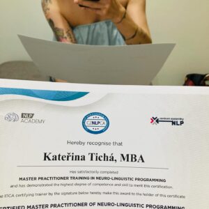 Kateřina Tichá Instagram - MÁÁÁM🥰

Děkuji všem. Na začátku jsem myslela, že na to nemám, teď vím, že mohu všechno co chci😘 

Především děkuji své rodině, svému týmu a všem přátelům a kamarádům. 

A po prázdninách se vidíme na doktorském studiu 😊😍🍀

#mba #nlpmaster
