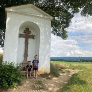 Kateřina Tichá Instagram - Když si člověk ze svého života už nemusí brát dovolenou😊🫶 sice jsme se sem dostali dopravou za víc jak dvě hodiny- vlak, metro, 3x autobus a výluky), ale nejlepší hláška byla: proč táta umí chytat ryby a Ty dělat výlety? 🤝

#pohoda #karlstejn #deti #vylet