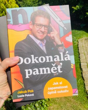 Kateřina Tichá Instagram - ČTENÁŘOVO OKÉNKO

Mít připravené knihy “do zásoby” se vždy hodí a přináší mi to velkou radost. 

Doporučuji tyto dva skvosty od @pok_jakub a pana Jaroslava Petra- oba byli hosté v několika podcastech a vždy jsem se při běhání bavila skvělými informacemi. #kniha #cteni #informace #prirodoveda #pamet