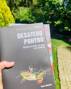 Kateřina Tichá Instagram - ČTENÁŘOVO OKÉNKO

Mít připravené knihy “do zásoby” se vždy hodí a přináší mi to velkou radost. 

Doporučuji tyto dva skvosty od @pok_jakub a pana Jaroslava Petra- oba byli hosté v několika podcastech a vždy jsem se při běhání bavila skvělými informacemi. #kniha #cteni #informace #prirodoveda #pamet