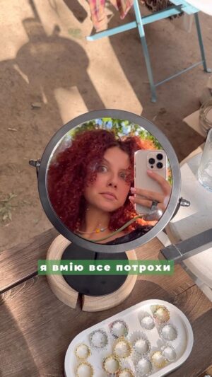 Kateryna Dychka Instagram - Короче, я стаю ментором! 

Бо в якийсь момент ти обовʼязково маєш стати вчителем, експертом, коучем — бути супер компетентним і навчати інших, розповідати лайфхаки, заробляти на цьому гроші. Бажано починати вже в 20 років, бо потім буде пізно (так, запізнилась, знаю🥲) 

Знімати рілз, дублювати свої слова титрами і щоб буквочки ще такою плашкою кольоровою загорались як у всіх експертів😍 (я так поки не вмію) 

Що в моєму блозі? Звісно про мотивацію, душевне збагачення, подорожі, як заробити мільйон, як стати відомим, як навчитись говорити гарно і впевнено, спортивне дієтичне харчування похудання, жіноча енергія🔥

А може не всі мають бути експертами і це нормально вчитись по життю різному, і не продавати свої знання, а просто докладати їх до РОБОТИ?🤔

та ні, херня якась)) пиши кодове слово!
