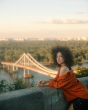 Kateryna Dychka Instagram - останні відгуки тепла, нагадують, що в нас буде ще весна, буде ще літо і все є і буде Україна🧡

ph: @aa.kovall