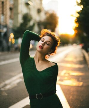 Kateryna Dychka Instagram - коли довго чекаєш свій автобус, 

який мав би тебе відвезти в якесь гарне і тепле місце, де не відбувається ніякого треша. 

але поки такий party bus не придумали, тому скидайтесь на пікап для ЗСУ, щоб у нас був шанс на майбутнє😅

лінк для донату в біо, 
коменти «яка я красива» сюди🥰

ph: @aa.kovall