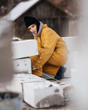 Kateryna Dychka Instagram - натягую розтяжку🙂

будуємо з @repair.together 
ph: @zhulai_evgenij