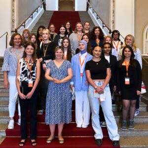Katharina Schulze Instagram - Gegenbesuch im Bayerischen Landtag 😍
 
Nach einer gemeinsamen Aktion zum Internationalen Tag gegen Gewalt an Frauen mit der Städtischen Berufsschule zur Berufsvorbereitung im November 2023, kamen Schülerinnen und Lehrkräfte der Berufsschule zum Gegenbesuch in den Bayerischen Landtag. Filmvorführung, Teilnahme an der Plenarsitzung, Mittagessen: An diesem Tag ist super viel passiert! Am interessantesten war für alle aber die Diskussion im großen Konferenzsaal: Vom Berufsbild der Abgeordneten über die Zusammenarbeit der Parteien im Parlament und die Vereinbarkeit von Beruf und Familie bis hin zur Wahrnehmung der Grünen in der Gesellschaft. Wir waren uns einig: Die Herausforderungen der Zukunft können wir nur gemeinsam anpacken!
 
Vielen Dank für den tollen gemeinsamen Tag im Landtag!