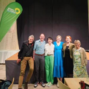 Katharina Schulze Instagram - Am Muttertag Abend gab es geballte grüne Frauen-Power im Kulturhof Stanggass. Unter dem Motto "Starke Frauen für das Land - grüne Werte für Europa" stimmten uns Katha Schulze und Mia Goller auf den Europawahlkampf ein. Mit mitreißendem Redebeiträgen, die so richtig Lust auf grüne Politik, auf Bayern und auf Europa machten, startete eine muntere Diskussionsrunde mit den Teilnehmenden. Von Betreuungsplätzen für Kinder und auch betreuungsbedürftige Senior*innen, über Rechtsextremismus und Frauenfeindlichkeit, über den "Green Deal", "GEAS" wieder zur Landwirtschaft, von Europa ins Berchtesgadener Land und zurück. Nach diesem Abend fühlen wir "Wir Bayern und unser Europa" und wir werden auch hier im Berchtesgadener Land grüne Kante zeigen und mit voller Kraft voraus für unsere Werte einstehen und uns durch verdrehte Tatsachen, populistische Parolen und Angriffe auf unsere Plakate nicht einschüchtern lassen.

#machenwaszählt