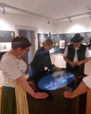 Katharina Schulze Instagram - Trachten und Traditionen wandeln sich wie die Gesellschaft auch. Das ist ganz natürlich. Und gerade Trachten sind für viele Menschen das Symbol für Heimat. Sie sind ein historisches Erbe Bayerns und zeigen seine Vielfalt - gestern und heute. Und diese Vielfalt bleibt lebendig durch die tollen Menschen um Landesvorsitzenden Günther Frey vom @trachtenverband.bayern 

Herzlichen Dank für die Einladung und den eindrucksvollen Besuch bei euch im Trachtenkulturzentrum in Holzhausen!

#kathaunterwegs #trachtenkulturzentrum #holzhausen #bayern #dirndl #lederhose #tracht #dirndlliebe #tradition #heimat