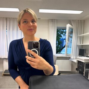 Katharina Schulze Instagram - 20.15 Uhr geht es im @br24 los! "Jetzt red i" startet und es geht um das schreckliche Hochwasser in Bayern und wie wir uns besser vorbereiten können. Haare und Make-Up sitzen schon mal ☺️ Schaltet gerne ein!

#bayerischerrundfunk #br #hochwasser #bayern #tv #jetztredi #makeup