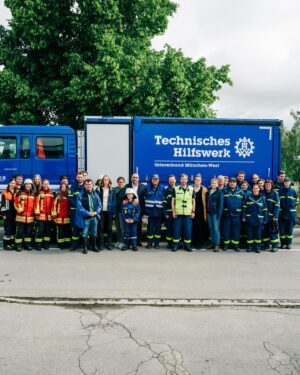 Katharina Schulze Instagram - 40.000 – so viele Einsatzkräfte helfen aktuell in den Hochwassergebieten in Bayern. 1.300 von ihnen sind beim Technischen Hilfswerk (THW).

In den überfluteten Gebieten sind Zehntausende betroffen, über 3000 Menschen mussten evakuiert werden. Viele haben ihr Hab und Gut, ihr Eigentum verloren. Jeder verlorene Fernseher, jeder Kühlschrank und jedes Auto schmerzt. Jedoch kann man Sachwerte ersetzen, Menschenleben nicht.

Tragischerweise sind in Bayern und Baden-Württemberg bisher vier Menschen ums Leben gekommen, in Pfaffenhofen ist ein Feuerwehrmann im Einsatz gestorben. Wir wünschen den Familien und Angehörigen viel Kraft. 

Ein besonderer Dank geht an alle Einsatzkräfte, die in diesen Tagen und Stunden Außergewöhnliches leisten. In Augsburg und im Landkreis haben @nouripour @terry_reintke @evalettenbauer @stephanieschuhknecht und ich uns ein Bild von der Lage vor Ort gemacht und auch das Lagezentrum besucht.

Wir werden uns weiterhin dafür einsetzen, dass der Katastrophenschutz besser ausgebaut und ausgestattet wird und wir entsprechende Klimaanpassungsmaßnahmen vornehmen, um der Natur den Raum zu geben, den sie braucht. Die Klimakrise trägt dazu bei, dass sich solche Extremwetterereignisse auch in Bayern leider häufen werden.

📸 @nilsleonbrauer 

#bayern #schwaben #augsburg #thw #feuerwehr #hochwasser